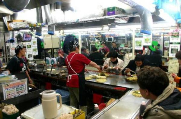 Tillagning av okonomiyaki.