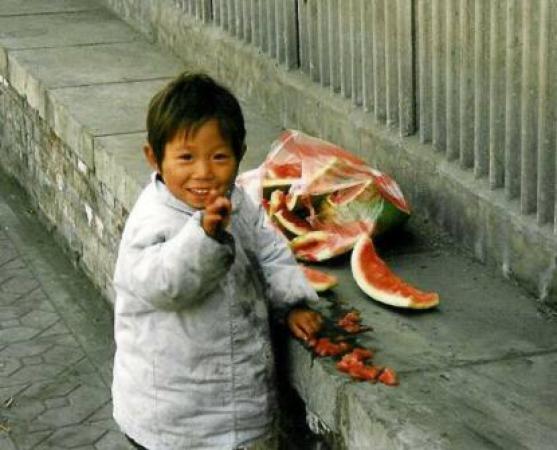 Pojke i en av Beijings hutonger.