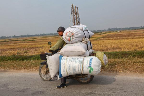 En motorcyklist med packning