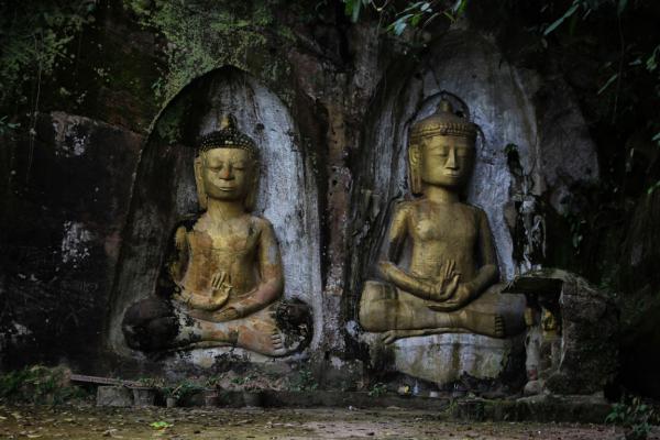 Buddhastatyer uthuggna ur berget