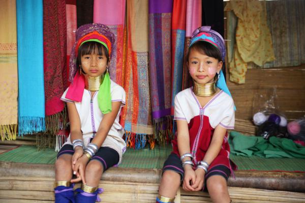 Tv lnghalsade flickor i norra Thailand