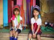 Tv lnghalsade flickor i norra Thailand