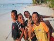 Barn vid stranden i Funafuti
