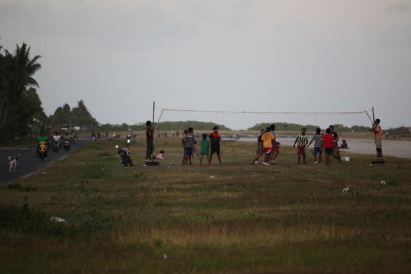 Flygplatsen används som fotbollsplan