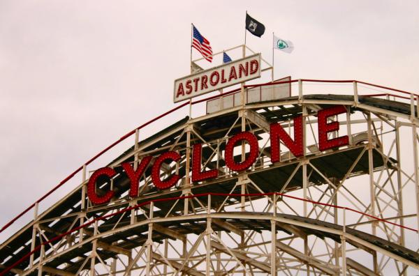 Berg- och dalbanan "Cyclone" p Coney Island.