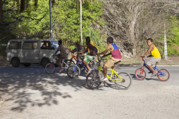 Barn i Nauru som cyklar