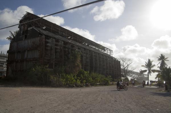 En av Naurus många lagerbyggnader