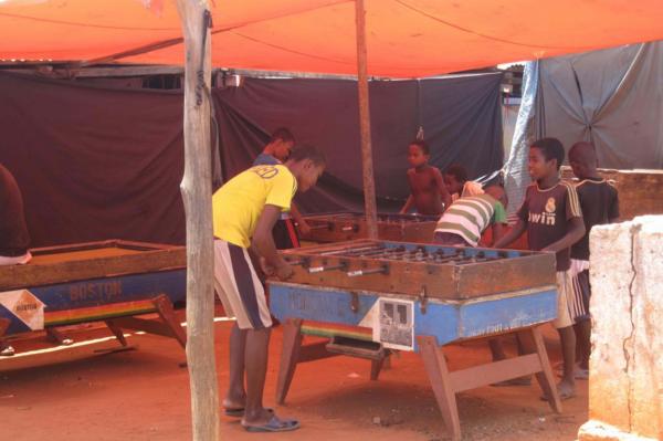 Barn som leker i västra Madagaskar